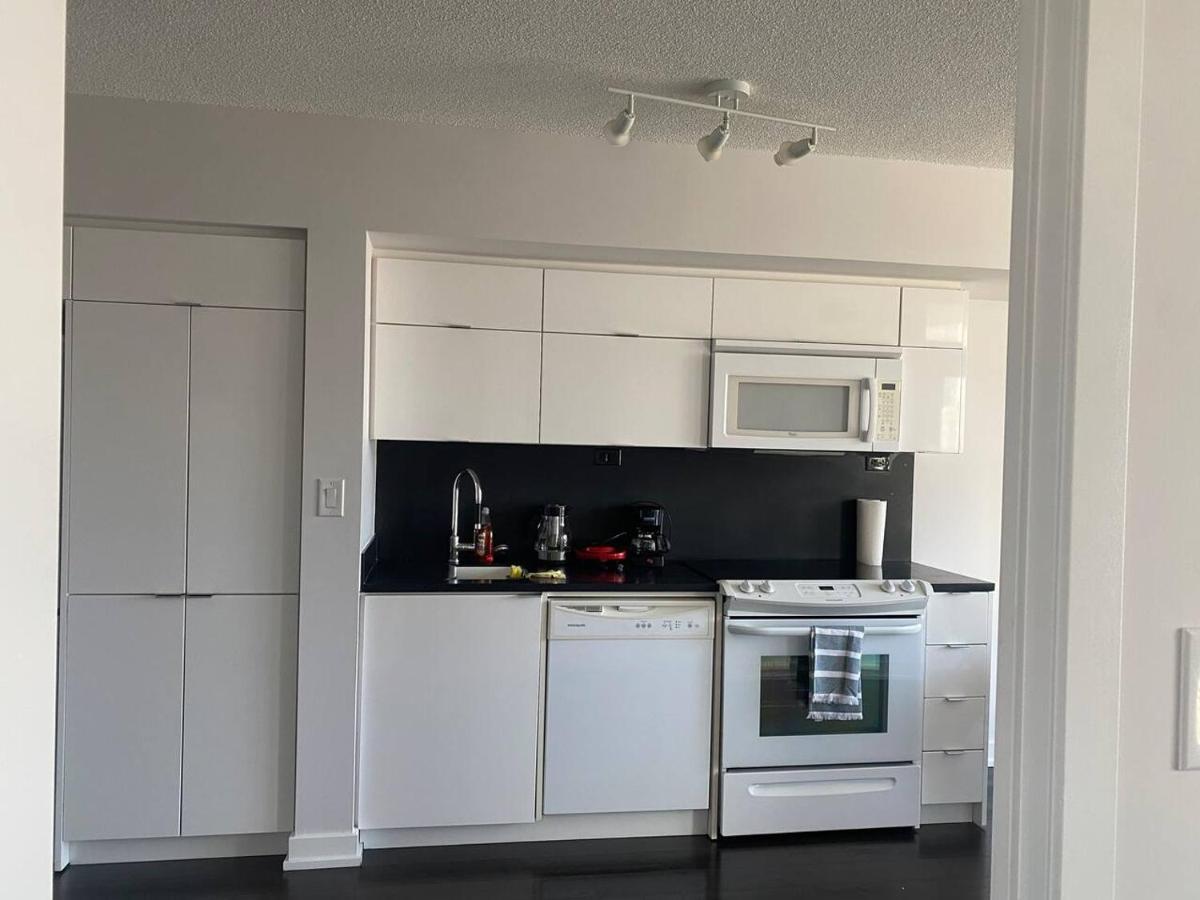 Family Oriented Downtown Toronto 2Bdrm Condo With Parking & Office Space المظهر الخارجي الصورة