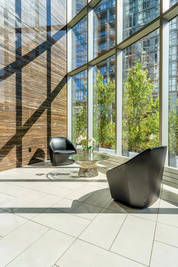 Family Oriented Downtown Toronto 2Bdrm Condo With Parking & Office Space المظهر الخارجي الصورة