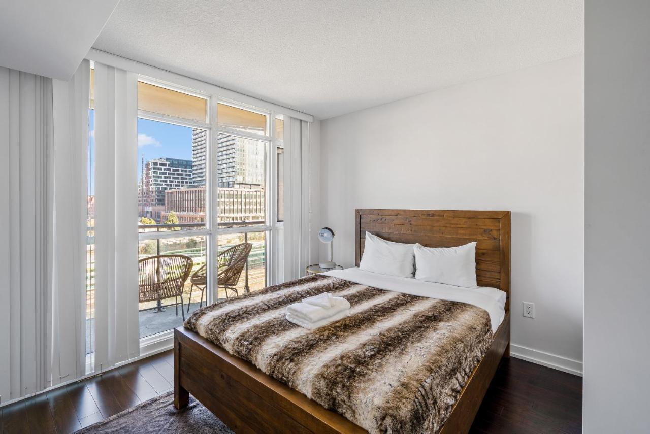 Family Oriented Downtown Toronto 2Bdrm Condo With Parking & Office Space المظهر الخارجي الصورة