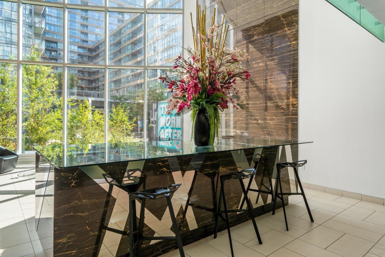 Family Oriented Downtown Toronto 2Bdrm Condo With Parking & Office Space المظهر الخارجي الصورة