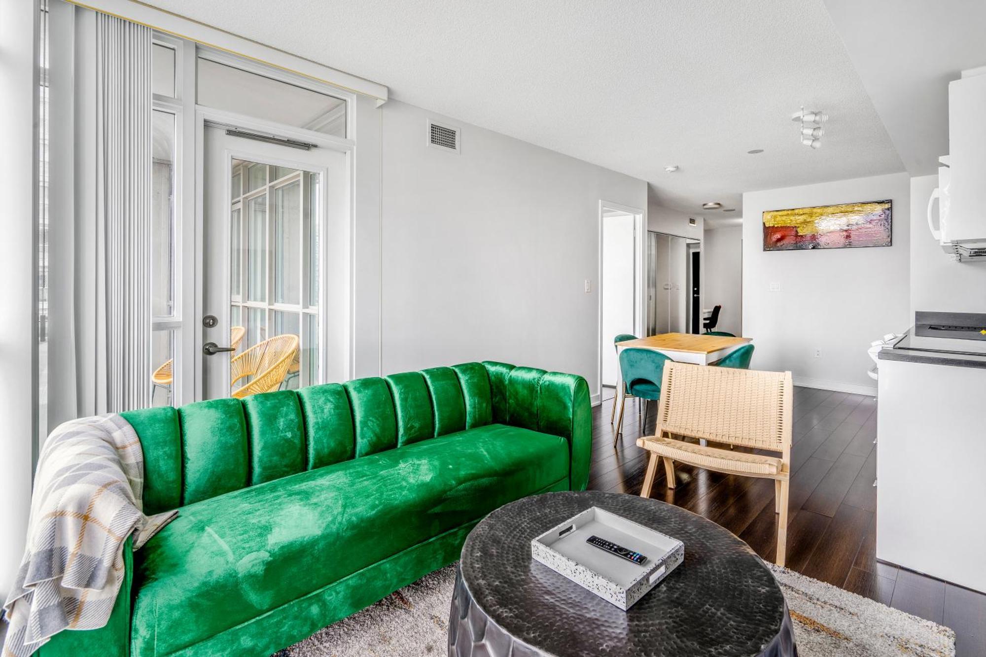 Family Oriented Downtown Toronto 2Bdrm Condo With Parking & Office Space المظهر الخارجي الصورة