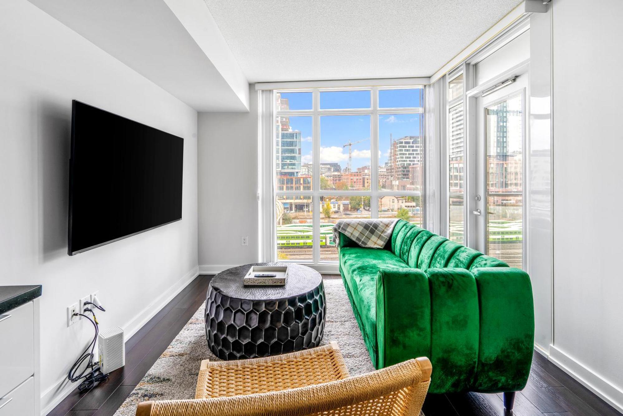 Family Oriented Downtown Toronto 2Bdrm Condo With Parking & Office Space المظهر الخارجي الصورة