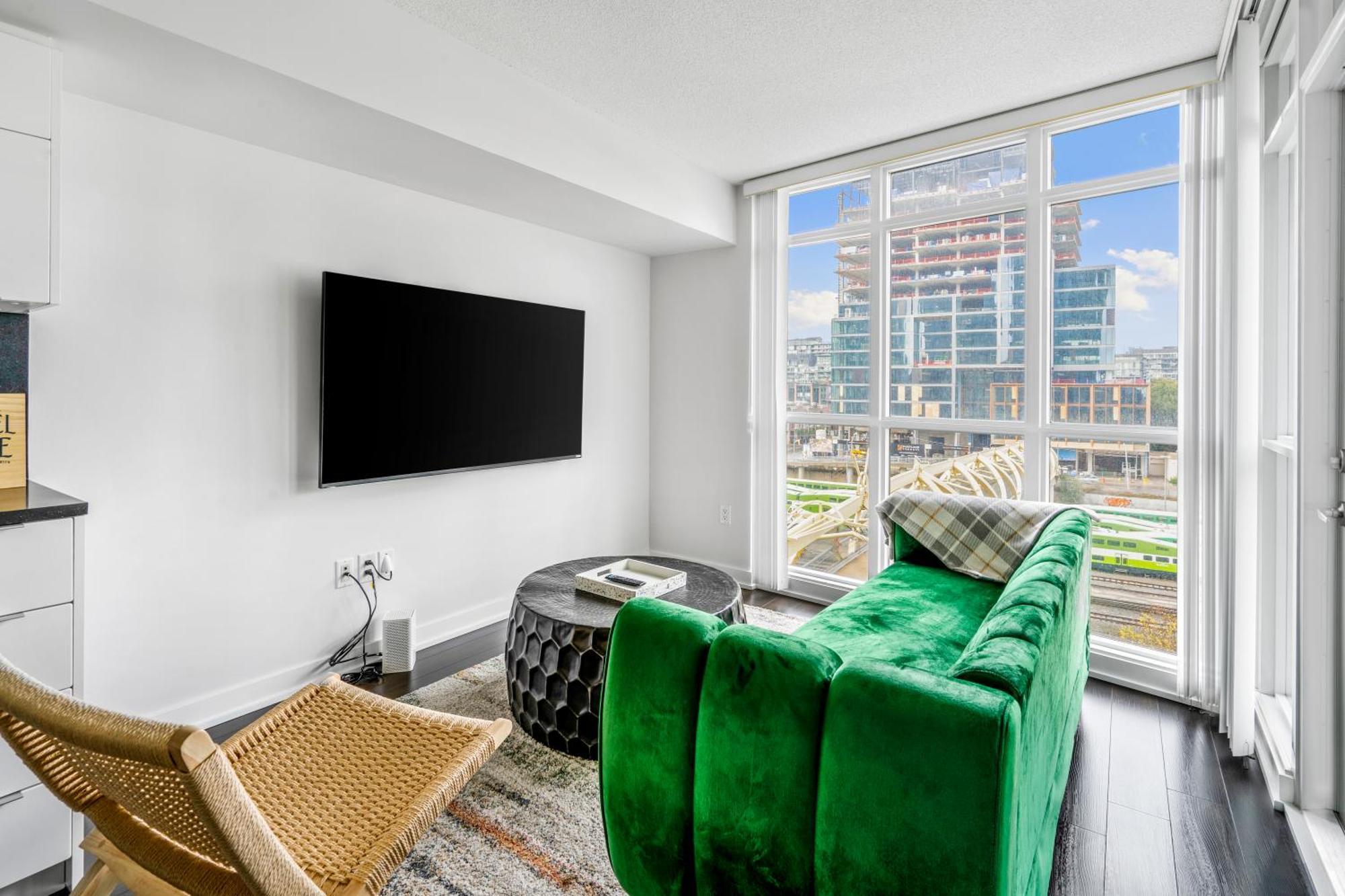 Family Oriented Downtown Toronto 2Bdrm Condo With Parking & Office Space المظهر الخارجي الصورة